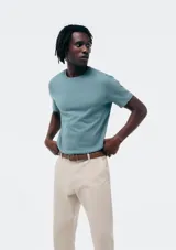 Camiseta básica de manga corta, cuello redondo y calce regular, color rojo jaspeado.