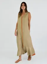 Vestido largo color ladrillo, sin mangas, con escote en V y detalle de costura vertical en el centro.