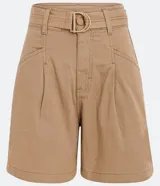 Short color beige de sarga, con corte recto, cintura media, cinturón con hebilla mate, bolsillos laterales y pliegues delanteros.
