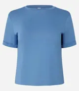 Blusa de viscosa color verde, con cuello redondo y manga corta con detalle plegado.