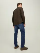 Jean azul de tiro medio y corte tapered, con diseño clásico de cinco bolsillos y cierre con botón.