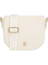 Cartera saddle mensajera color crema, con correa de textil trenzado con inscripciones de Tommy Hilfiger y la insignia brillante del monograma TH en la parte delantera.