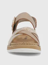 Sandalia de tiras color beige con suela de goma y ajuste con velcro.