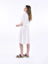 Vestido gris claro de corte suelto, con cinturilla ajustable y mangas amplias.