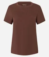 Blusa básica de algodón color tostado, de manga corta con dobladillo y nudo frontal.