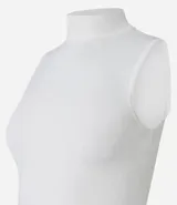 Blusa de punto color blanco, con cuello alto y sin mangas.