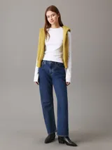Top blanco de algodón con textura de canalé, corte slim, cuello redondo y mangas largas con puños con abertura.