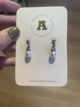 Par de aros colgantes plateados con perlas blancas.