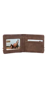 Billetera marrón de símil cuero lisa con galón elastizado a rayas blancas y marrones. Interior con doble repartición para billetes, visor y tarjeteros.