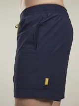 Short de baño lila con cintura elástica y cordón amarillo.