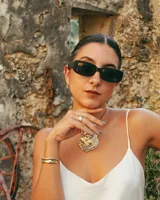 Collar con dije grande de bronce con forma de ostra y cordón de algodón ajustable color gris.