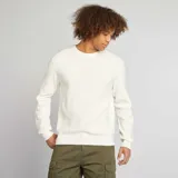 Sweater de punto blanco con cuello redondo y mangas largas.