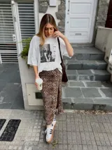 Maxi falda de animal print con abertura lateral.