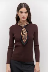 Buzo de morley color marrón, versátil y cómodo, ideal para usar como primera capa o solo.