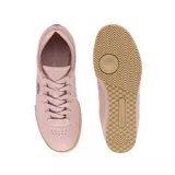 Championes Lacoste Aura 225 de cuero color rosa con logo de cocodrilo en el lateral y suela color caramelo.