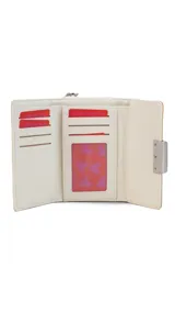 Billetera mediana marca Lincoln's confeccionada en cuero sintético con diseño bicolor. Presenta una tapa en tono dorado metalizado con cierre de presilla y cuerpo negro con compartimento de cremallera. Cuenta con múltiples divisiones internas para tarjetas, billetes y monedas, además de una práctica correa de mano.