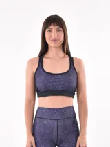 Top deportivo ajustado con estampado abstracto en tonos morados y negros.