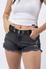 Short de jean negro lavado, tiro medio/alto, con roturas y terminación deshilachada en el ruedo. Incluye un cinturón negro con hebilla metálica plateada y ojales.