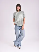 Remera blanca de algodón con cuello redondo y mangas cortas.