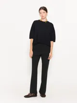 Sweater negro de lana merino y algodón, de mangas cortas y corte amplio.