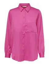 Camisa fucsia de manga larga, corte oversize, con cierre frontal de botones, cuello clásico y bolsillo de parche en el pecho.