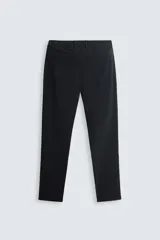 Pantalón largo de vestir gris claro con estampado de cuadros, corte slim fit y cintura elástica. Confeccionado en tejido con alta elasticidad, bolsillos frontales y cierre frontal con cremallera y botón.