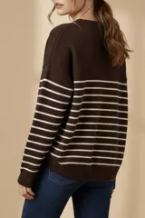 Sweater color crema con rayas horizontales finas color marrón claro, de corte holgado y mangas largas.