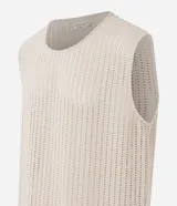 Musculosa color beige de algodón y poliéster con textura rendada y cuello redondo.