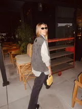 Chaleco de jean gris con bordados de caballos y estrellas en hombros y espalda.