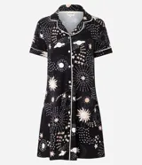 Camisón corto estilo americano confeccionado en viscosa certificada con estampado de estrellas y planetas. Tiene cuello solapa, abotonado delantero y bies contrastante.