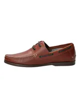 Zapato náutico de cuero marrón con cordones negros, suela de goma y detalle de logo de pato bordado en el lateral.
