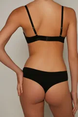 Conjunto de ropa interior de algodón blanco, compuesto por un corpiño con aro y breteles regulables, y una bombacha clásica.