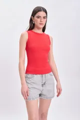 Musculosa roja de punto canalé con cuello redondo y sisas anchas.
