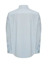 Camisa celeste con finas rayas verticales blancas, de manga larga y cuello camisero.