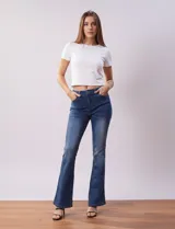 Jean bootcut de tiro alto, pierna recta y terminación bootcut. Pretina con pasadores, botón y cierre. Delantera y trasera con bolsillos.