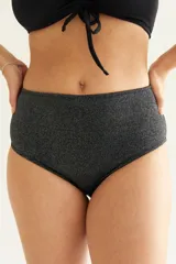 Bombacha de baño tiro alto confeccionada en lycra con efecto lurex.