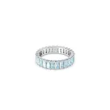 Anillo plateado con piedras rectangulares color celeste. Las piedras azules en talla princesa baguette se engastan sobre una banda bañada en rodio.