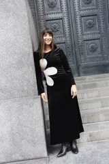 Vestido largo de terciopelo negro con paneles laterales en color crema y abertura en la espalda.