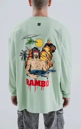Remera verde agua de manga larga con corte oversize y hombros caídos. Estampado frontal con el nombre "Rambo" en rojo y negro, con una daga cruzada.