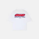 Camiseta blanca de corte cuadrado con estampado en la espalda con el logo de Eme Studios en rojo y azul, y texto en azul.