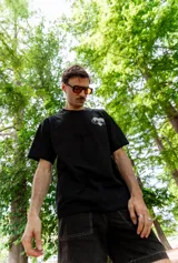 Remera negra de algodón con estampa en el pecho de dos manos formando un corazón.