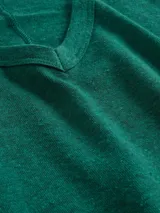 Remera crop blanca de lino con escote en V y mangas cortas.