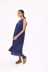 Vestido largo fucsia de lino, sin mangas y con escote redondo con abertura en forma de gota.