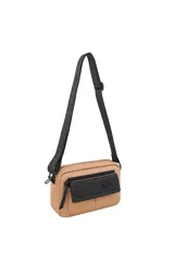 Morral rectangular de color camel con bolsillo frontal negro. Presenta un compartimento principal con cierre, un bolsillo delantero con solapa y cierre, y una correa larga ajustable en color negro. Marca Trendy.