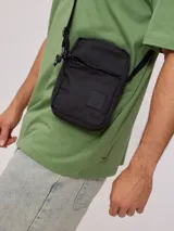 Bandolera negra de poliéster con correa ajustable y logo estampado.