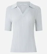Blusa de viscosa color verde claro, con cuello polo, mangas cortas, textura acanalada e hilo metalizado.