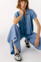 Zuecos con estampado animal print en blanco y negro, con tira ancha de cuero negro y aplique metálico.