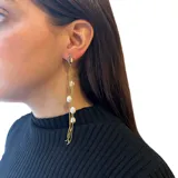 Aros colgantes dorados con perlas de río y cadenas finitas.