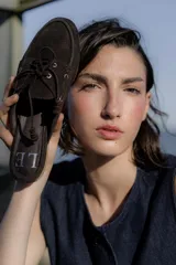 Mocasines de cuero color marrón oscuro con cordones y suela de goma.