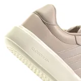 Championes Adidas Lite Court color beige con detalles dorados y suela blanca.